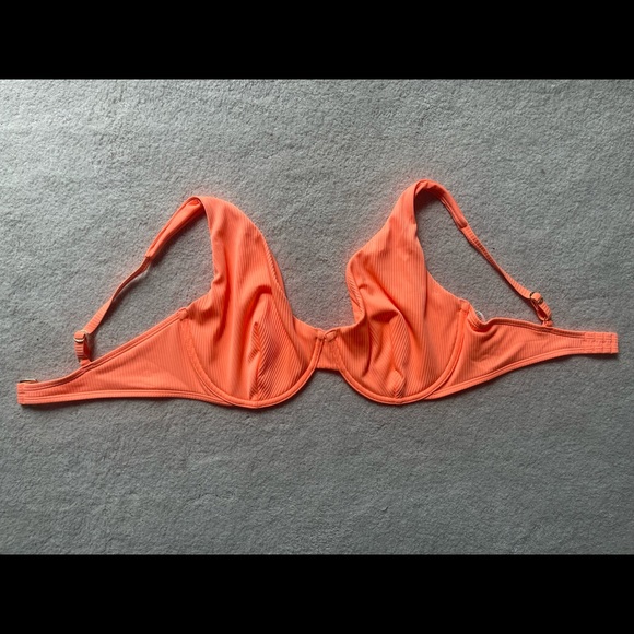Curvy High Apex Ribbed Underwire Bikini Top / Hollister / Large - Picture 2 of 4